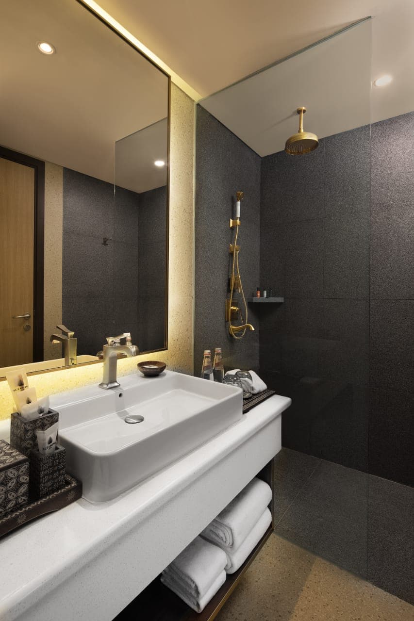 Deluxe Room bathroom